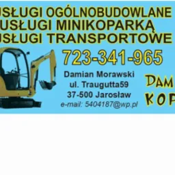Ogłoszenie usług budowlanych, minikoparką i transportowych z żółtą koparką, numerem telefonu i adresem e-mail na błękitnym tle. Damian Morawski, Jarosław.