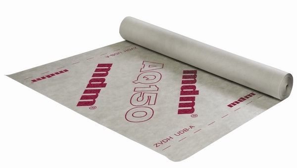 Rolka membrany dachowej MDM AQ150 ZVDH UDB-A na białym tle, widoczne czerwone nadruki logo i oznaczeń.