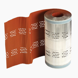 Rolka perforowanej, pomarańczowej taśmy do pokryć dachowych, zwinięta częściowo w cylinder, z widocznymi otworami wentylacyjnymi. Szare obrzeża cylindra.