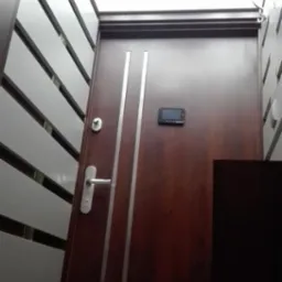 Wiatrołap z ciemnego drewna z podświetlanym sufitem LED i panelem sterowania na drzwiach.