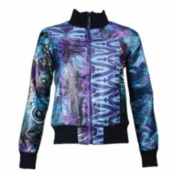 Rozpięta kurtka damska z wysokim kołnierzem i wzorzystym, patchworkowym deseniem w odcieniach fioletu i błękitu, prezentowana na białym tle.