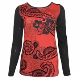 Czerwona bluzka z długim, ciemnoszarym rękawem, pokryta czarnymi wzorami paisley, prezentowana na białym tle.