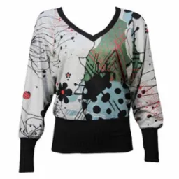 Damska bluzka z długim rękawem, dekoltem w serek i abstrakcyjnym, kolorowym wzorem kwiatowym oraz geometrycznym na szarym tle.