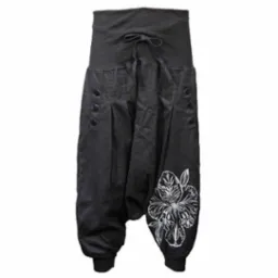 Czarne spodnie typu harem z wysokim stanem, sznurkiem w pasie i białym kwiatowym wzorem na nogawce.