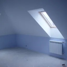Pokój na poddaszu po remoncie, z dwoma oknami dachowymi, pomalowany na biało i błękitno, z grzejnikiem na ścianie. Widoczne ślady po gniazdkach elektrycznych. Podłoga surowa, betonowa.