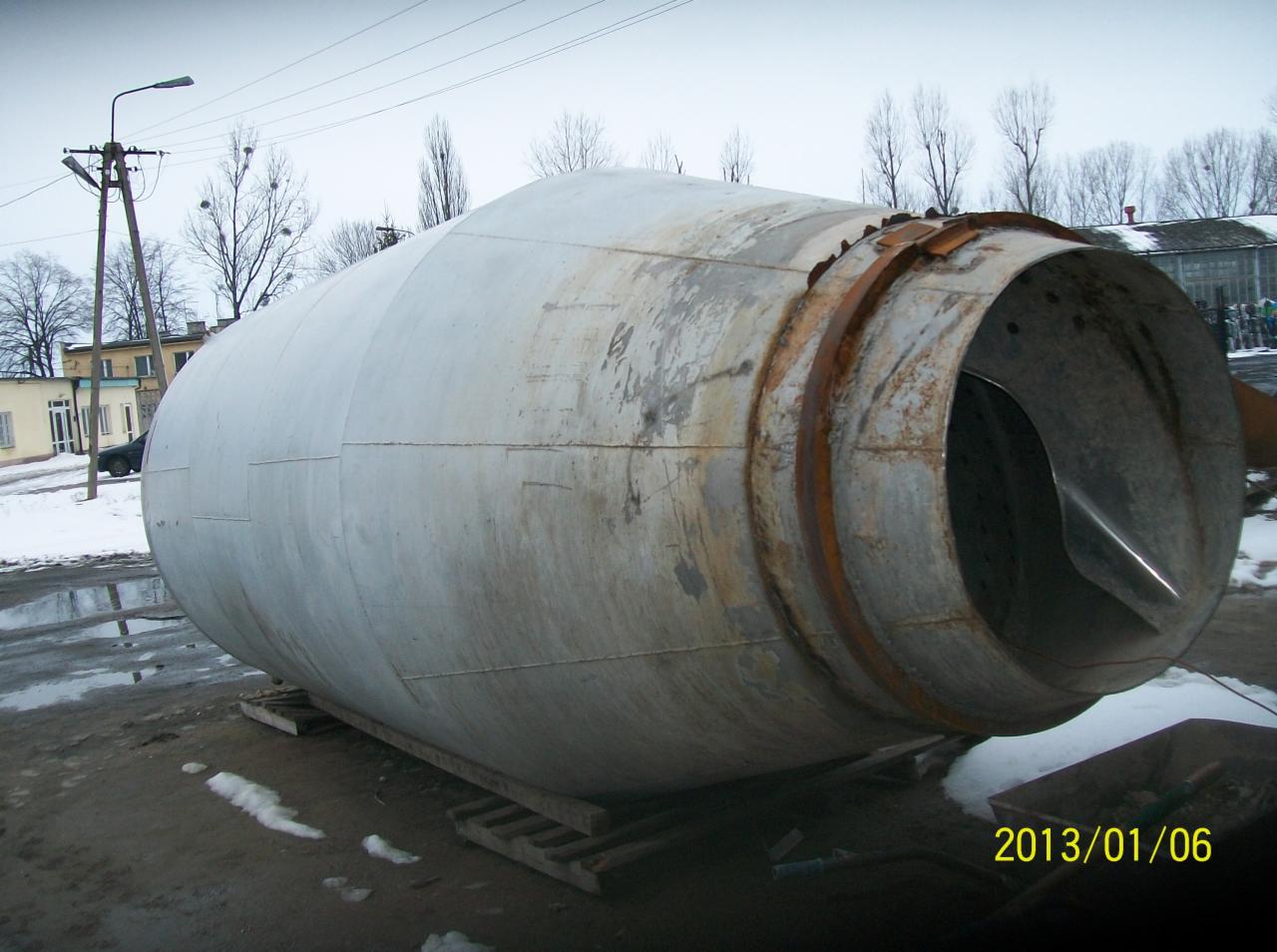 Bęben betoniarki w pozycji poziomej, osadzony na drewnianych belkach. Widoczne ślady użytkowania, otoczenie zimowe, z datą 2013/01/06 w prawym dolnym rogu.