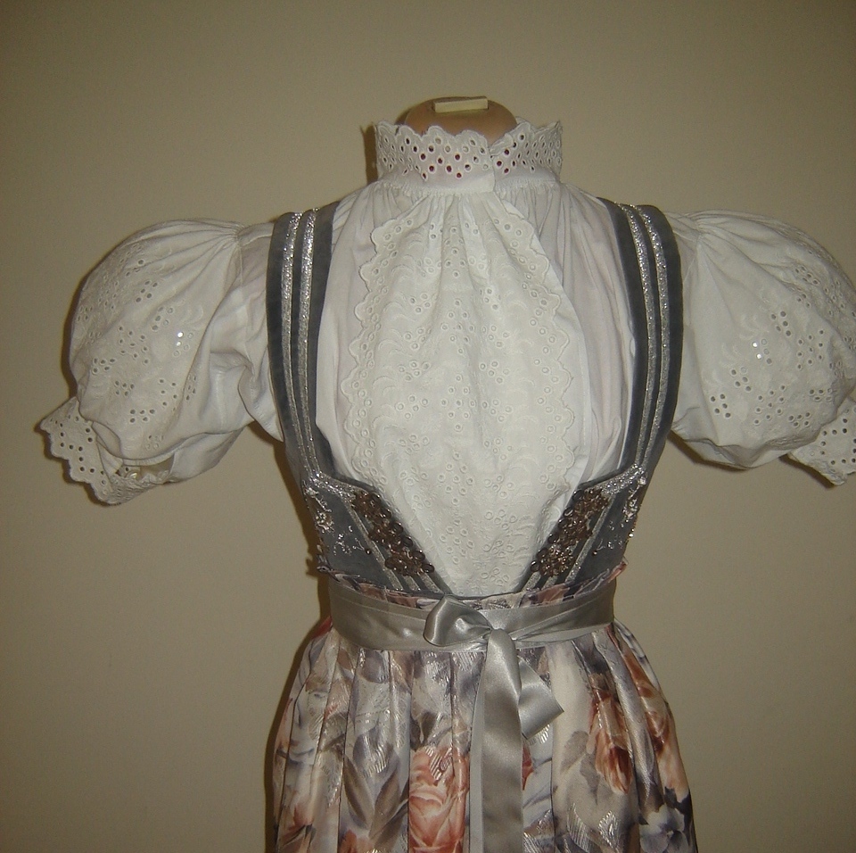 Haft Komputerowy,Krawiectwo lekkie , Szycie strojów ludowych