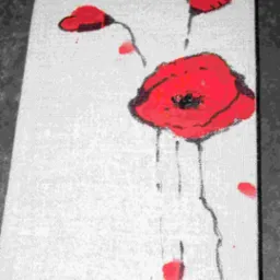 Ręcznie malowany obraz na płótnie przedstawiający czerwone maki na białym tle, z widoczną fakturą płótna.