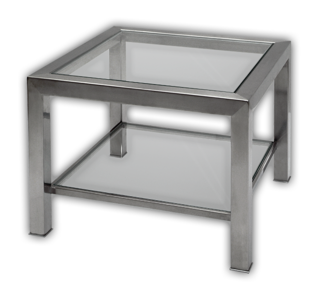 Stolik kawowy z kwadratowym blatem ze szkła hartowanego, wsparty na konstrukcji z matowej stali nierdzewnej, z dodatkową półką szklaną na dole.