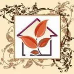 Stylizowana ikona domu z motywem roślinnym w ciepłych barwach, umieszczona w kwadratowej ramce z ozdobnymi ornamentami na beżowym tle.