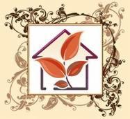 Stylizowana ikona domu z motywem roślinnym w ciepłych barwach, umieszczona w kwadratowej ramce z ozdobnymi ornamentami na beżowym tle.