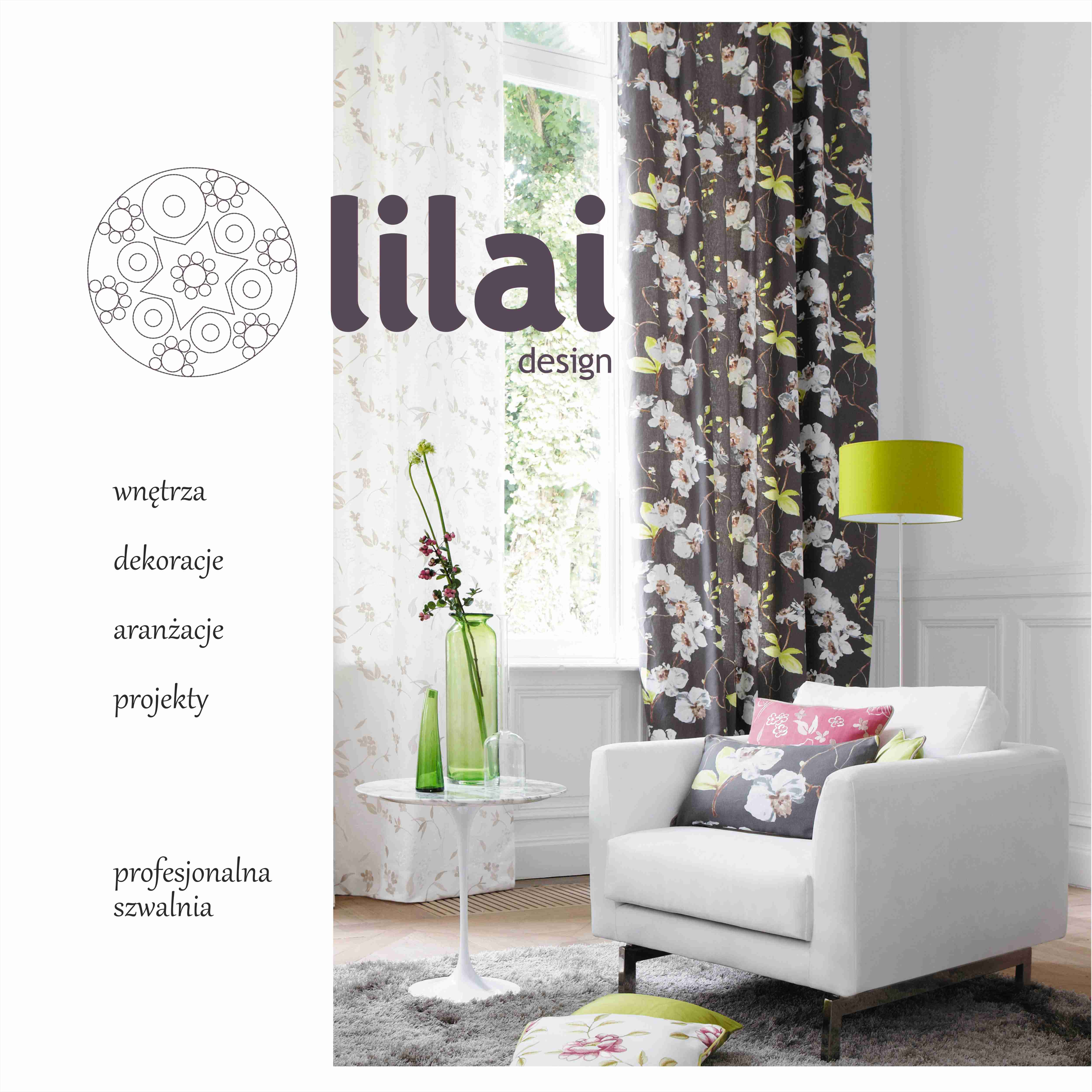 Salon z białym fotelem, wzorzystymi zasłonami i poduszkami w kwiatowe wzory, uzupełniony zielonymi wazonami i lampą.