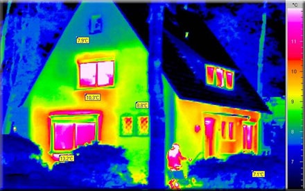 Termowizyjne zdjęcie dwóch budynków jednorodzinnych, ukazujące straty ciepła w różnych odcieniach, z zaznaczonymi temperaturami na oknach i ścianach.