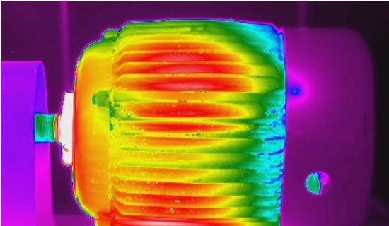 Termowizyjne badanie silnika elektrycznego, ukazujące rozkład temperatur i potencjalne punkty przegrzewania się.