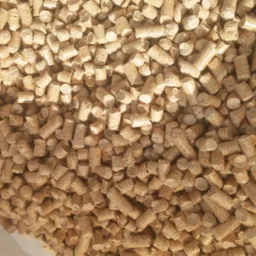 Jasne, cylindryczne pelety drzewne wypełniają worek, widoczne w zbliżeniu, zróżnicowane odcienie beżu i brązu, nierównomierne rozmieszczenie, oświetlenie naturalne.