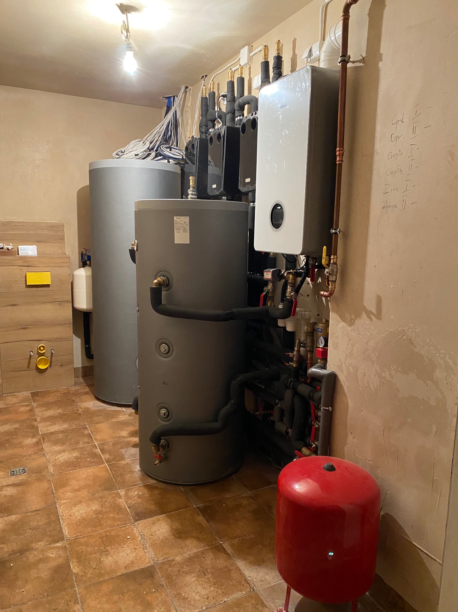 Kocioł gazowy Bosch 40 KW Zasobnik c.w.u. 500 L Bufor 300 L 3 obiegi grzewcze