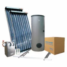 Zestaw solarny: dwa kolektory próżniowe Watt, szary zasobnik na wodę, sterownik, grupa pompowa, uchwyty montażowe oraz karton z napisem 'Osprzęt solarny'.