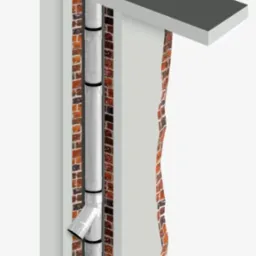 Przekrój komina z wkładem ze stali nierdzewnej, obejmujący elementy takie jak trójnik, wyczystka i zakończenie kominowe, wmurowany w ceglany szyb kominowy z widoczną inspekcją.