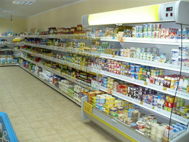 regały metalowe Mago w markecie spożywczym