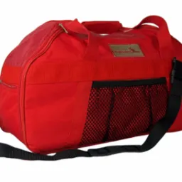 Jasnoczerwona torba podróżna z czarnymi elementami, w tym siatkową kieszenią i paskiem na ramię, na białym tle.