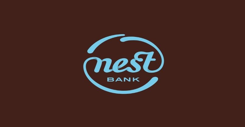 Logo Nest Bank w kolorze błękitnym na brązowym tle. Stylizowany napis 'nest' otoczony okręgiem, poniżej napis 'BANK' mniejszą czcionką.