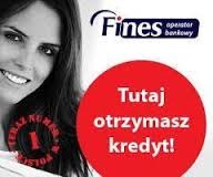 Uśmiechnięta kobieta na reklamie z logo 'Fines', z czerwonym okręgiem i napisem 'Tutaj otrzymasz kredyt!' oraz hasłem 'Teraz numer 1 poleca'.