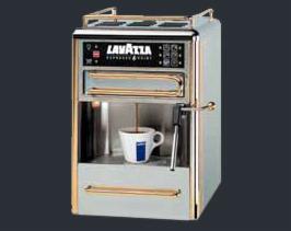 Profesjonalny ekspres do kawy Lavazza Espresso Point z filiżanką kawy w trakcie parzenia, widoczne detale obudowy w kolorze srebrnym i złotym.