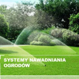 Automatyczny system nawadniania trawnika zraszaczami rotacyjnymi, widok na zielony, zadbany trawnik i drzewa w tle.