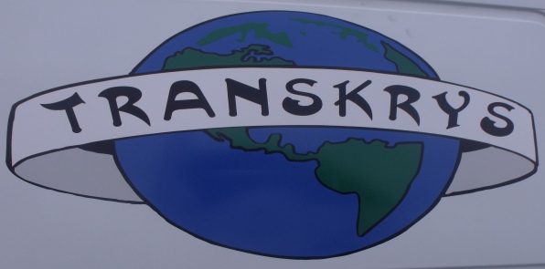 Logo firmy 'TRANSKRYS' z Limanowej, przedstawiające stylizowaną kulę ziemską z wstęgą.