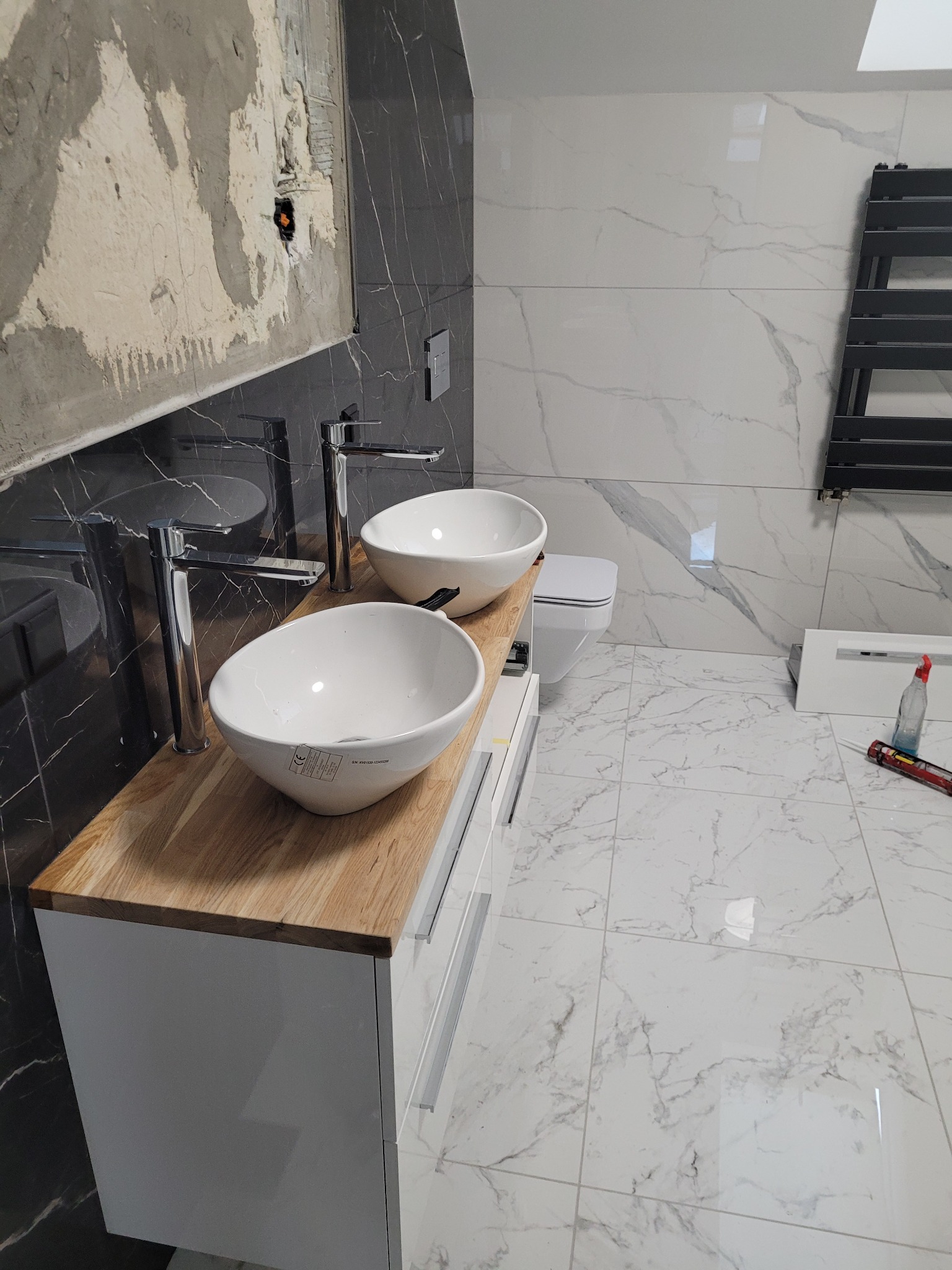 łazienka w biało czarnyh barwach