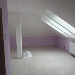 Pomalowane na liliowo poddasze z oknami dachowymi, białą kolumną i grzejnikiem, widoczny wiadro z farbą na podłodze z paneli.