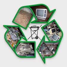 Symbol recyklingu z wypełnieniami różnego rodzaju odpadami elektronicznymi: płyty główne, obudowy komputerów, kineskopowy telewizor, drobny gruz. Na środku symbol zakazu wyrzucania do kosza.