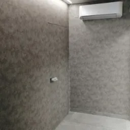 Szara ściana z efektem dekoracyjnym, ukryte drzwi z minimalistycznym uchwytem, klimatyzator Fujitsu i listwa LED pod sufitem, szare płytki podłogowe.