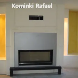 Wnęka kominkowa z wkładem, obudowana płytami gipsowo-kartonowymi, z bocznymi wnękami oświetlonymi ciepłym światłem, widoczne ślady szpachlowania na obudowie.