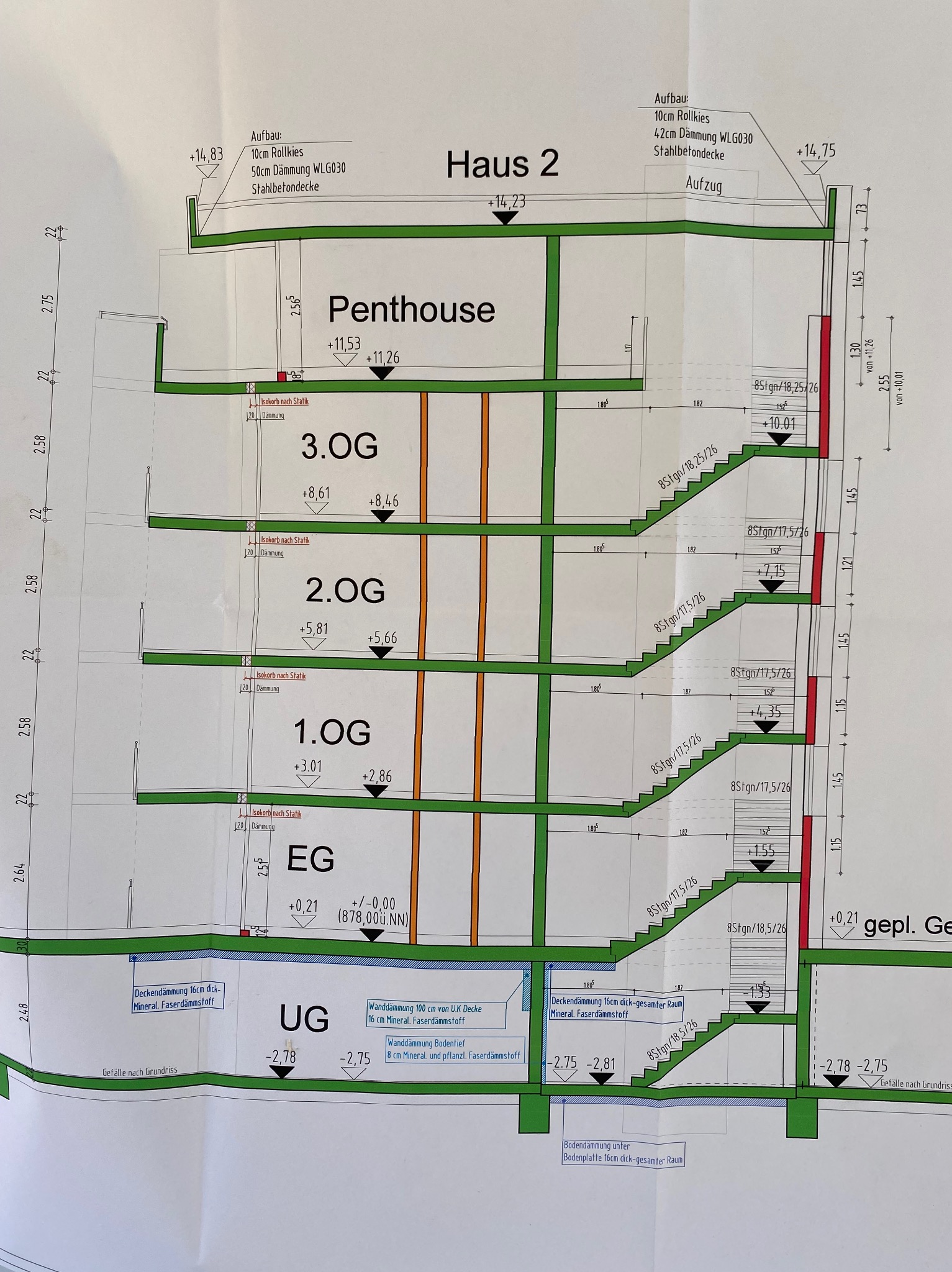 Przekrój pionowy budynku mieszkalnego z zaznaczonymi warstwami izolacji termicznej ścian i stropów na różnych kondygnacjach, w tym podziemnej, parterze, oraz piętrach oznaczonych jako 1.OG, 2.OG, 3...
