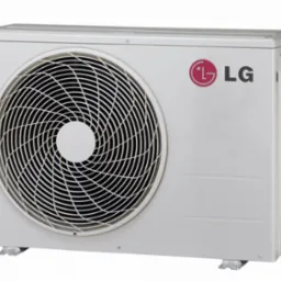 Biała jednostka zewnętrzna klimatyzatora LG Gallery z widocznym logo LG i wentylatorem z gęstą spiralą, umieszczona na metalowych wspornikach.