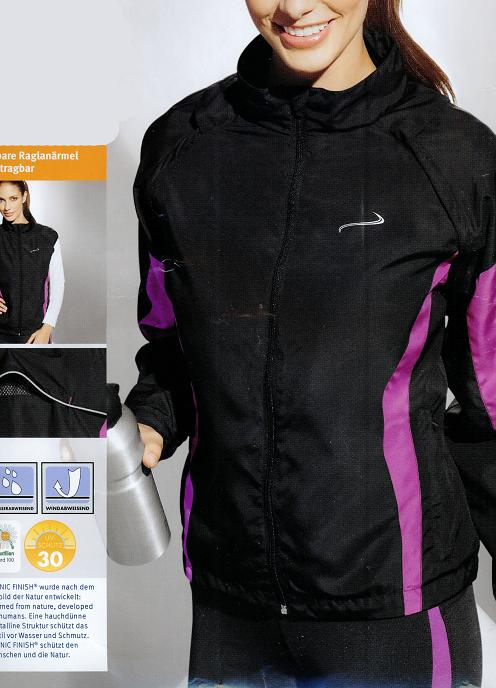 Czarna kurtka sportowa z fioletowymi wstawkami, zapięta na zamek, z małym logo na piersi, prezentowana na modelce.