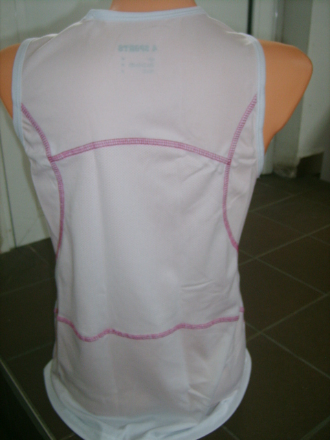 Biała damska koszulka sportowa COOLMAX z różowym przeszyciem, widok z tyłu, na manekinie.