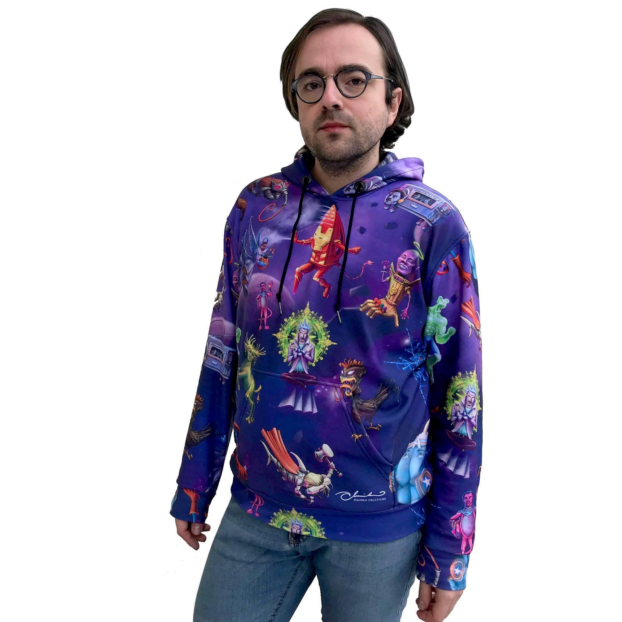 Mężczyzna w bluzie z kapturem z nadrukiem postaci z popkultury na fioletowym tle, prezentujący unikalny wzór i styl odzieży.