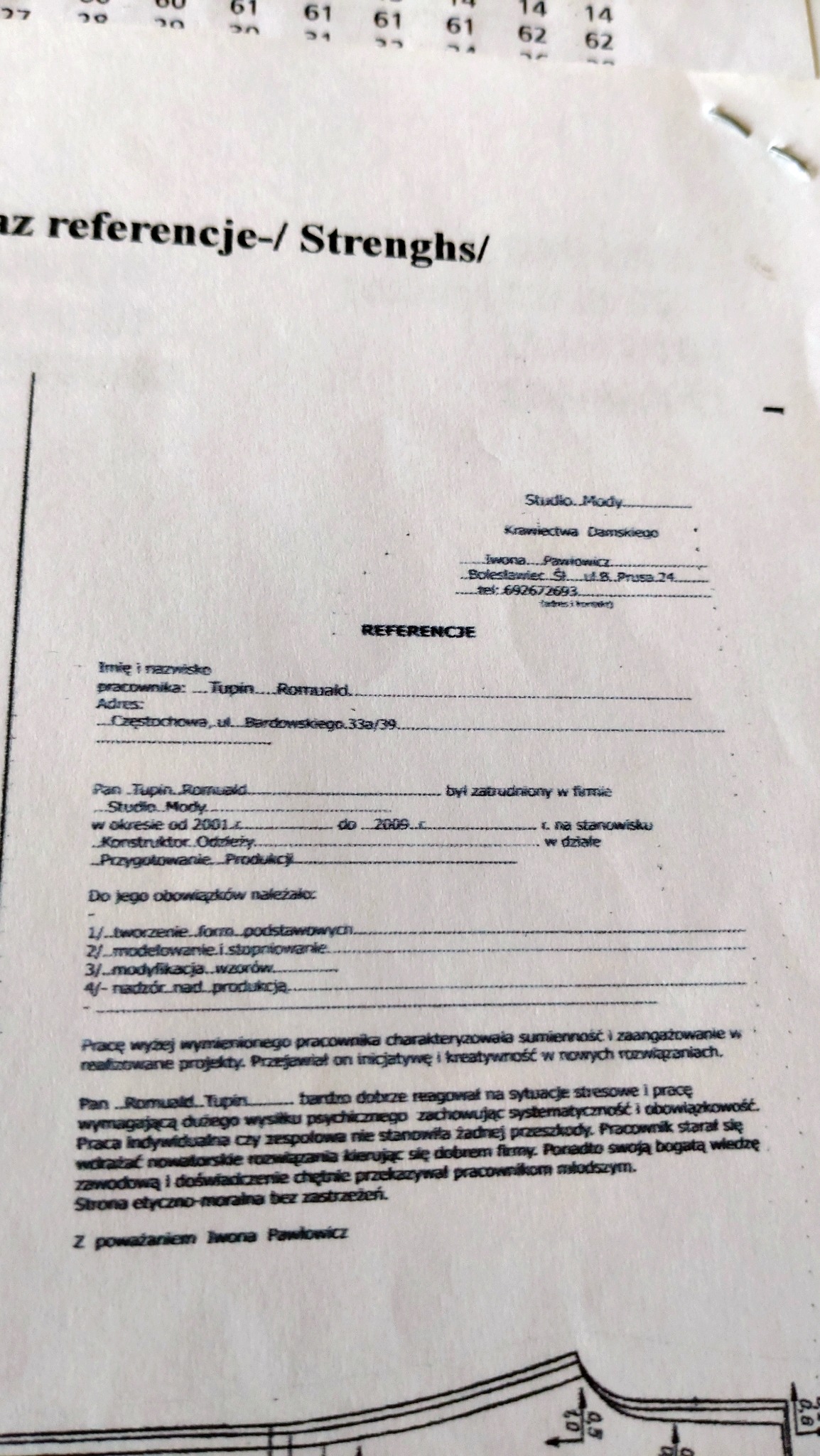 Skan dokumentu referencyjnego dla pracownika w firmie odzieżowej, z danymi osobowymi, zakresem obowiązków i oceną pracy, z widocznym schematem kroju w dolnej części.