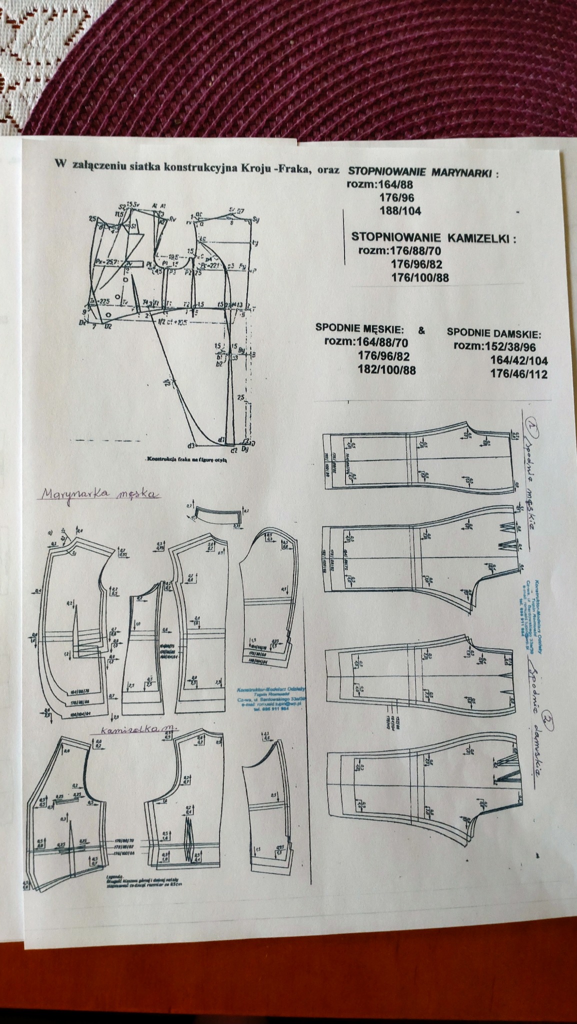 Szkice konstrukcyjne kroju fraka, marynarki, kamizelki oraz spodni męskich i damskich z wymiarami, rozrysowane na białym papierze.