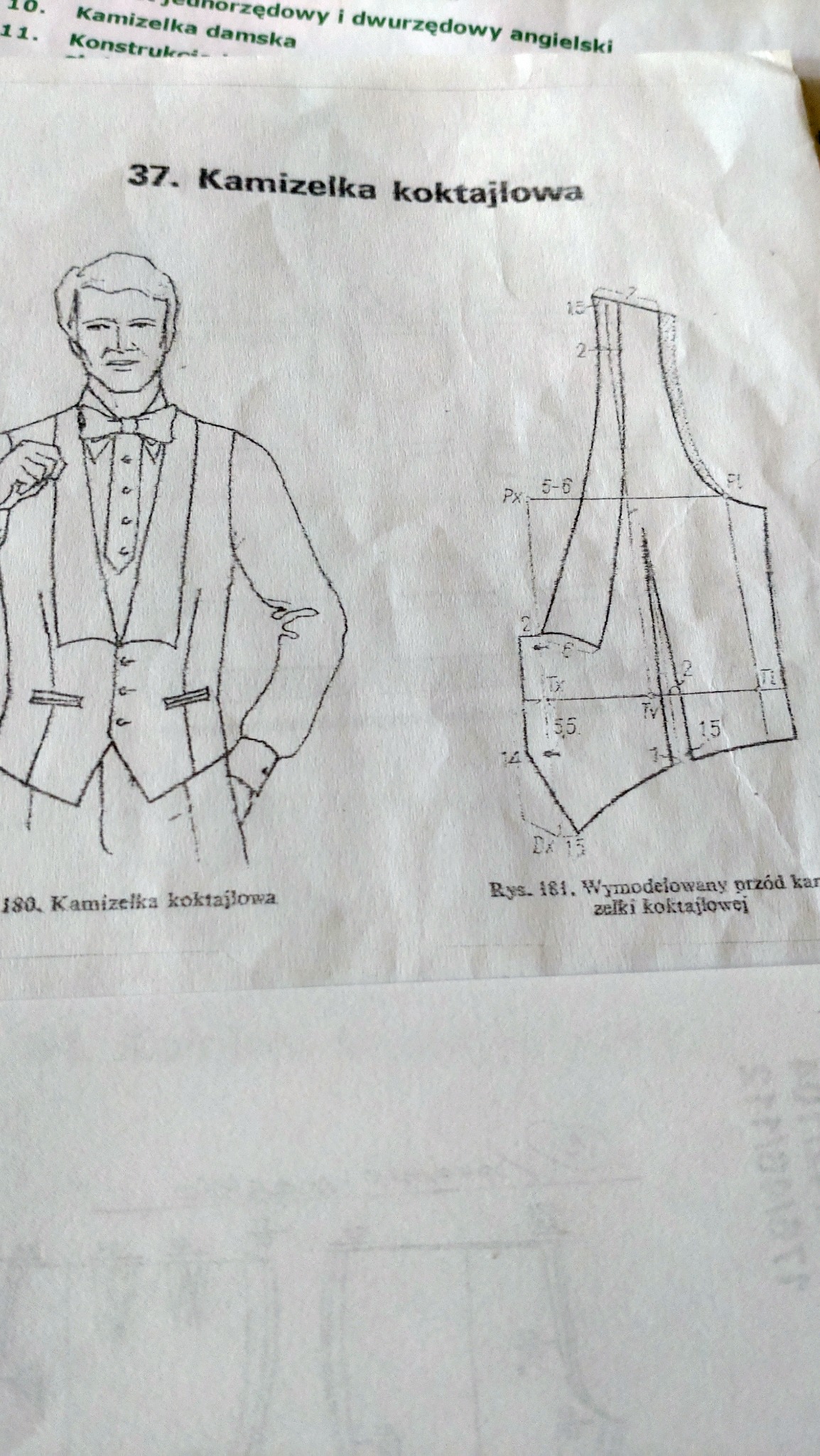 Szkic techniczny kamizelki koktajlowej z wymiarami i sylwetką modela, widoczne oznaczenia i numery na papierze.