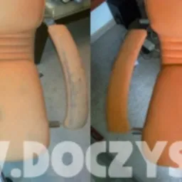Pomarańczowe krzesło biurowe z widoczną różnicą w czystości: po lewej stronie zabrudzone, po prawej wyczyszczone, ukazujące skuteczność działania.