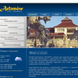 Zrzut ekranu strony internetowej hotelu Arłamów z widokiem na budynek hotelowy w zimowej scenerii, z ośnieżonymi drzewami na pierwszym planie.