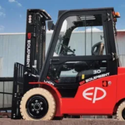 Czerwony, nowy wózek widłowy elektryczny EP Equipment 30 na tle hali magazynowej i błękitnego nieba. Widoczne logo firmy i detale konstrukcyjne.