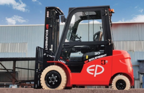 Czerwony, nowy wózek widłowy elektryczny EP Equipment 30 na tle hali magazynowej i błękitnego nieba. Widoczne logo firmy i detale konstrukcyjne.