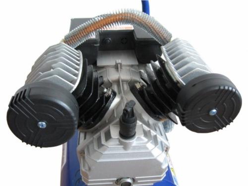 Widok z góry na dwucylindrową sprężarkę powietrza MAKTEK SKY50V z żebrowanymi cylindrami, czarnymi pokrywami i spiralnym wężem, na białym tle.