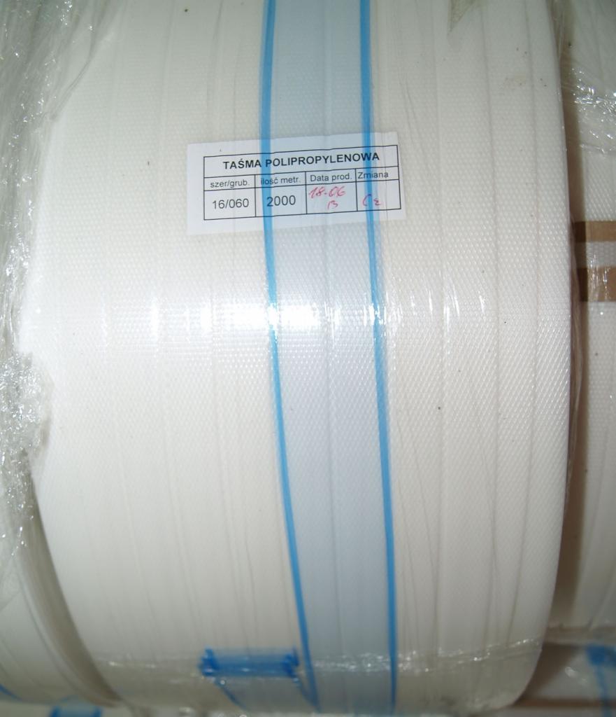 Rolka białej taśmy polipropylenowej 16/060, owinięta folią, z niebieskimi paskami i etykietą informacyjną o parametrach i dacie produkcji 18.06.13.