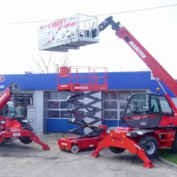 Czerwone wózki widłowe Manitou: teleskopowy z koszem, nożycowy podnośnik i wózek widłowy z widłami, na tle budynku JMP Wózki Widłowe.