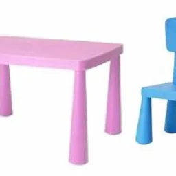 Różowy plastikowy stolik dziecięcy IKEA Mammut z zaokrąglonymi krawędziami i niebieskie krzesełko z oparciem, na białym tle.